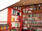 In het torenkamertje bevindt zich de gastenhuiskamer of zoals sommige gasten zeggen de bibliotheek.